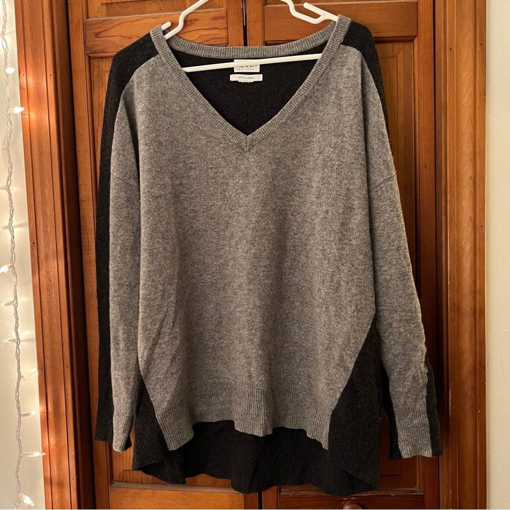 100% Cashmere Sweater 🤍 Nicole Miller